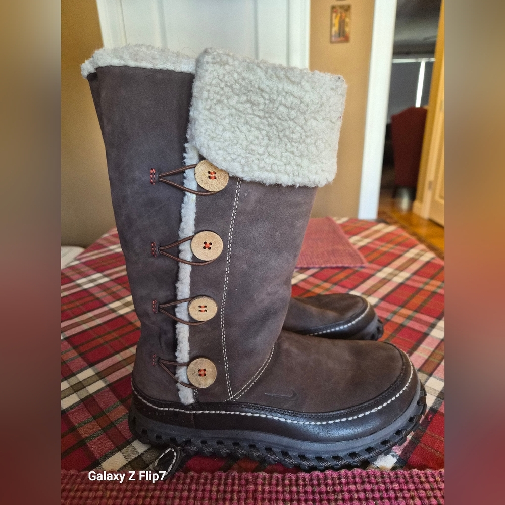Nike Womens Brown Suede Winter Boots with Shearling Lining, Size 8